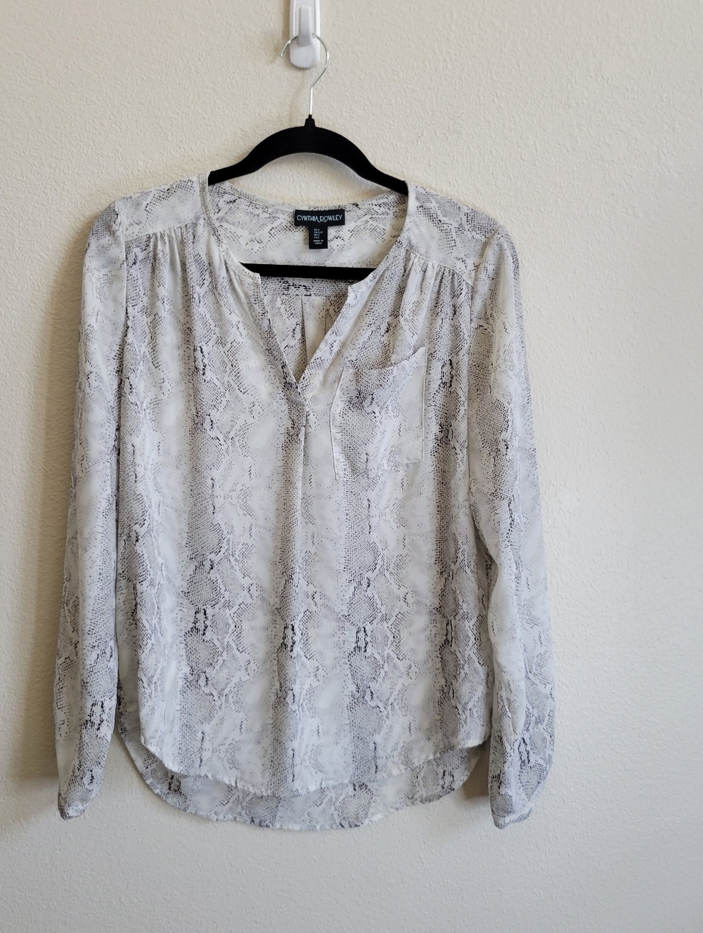 Cynthia Rowley White Snake-Print Split V Pullover Long Sleeve Blouse Small